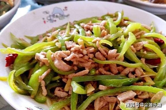 小姨子烧的菜，3个肉菜，3个素菜，还有一个青菜汤