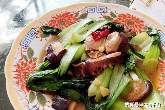 小姨子烧的菜，3个肉菜，3个素菜，还有一个青菜汤