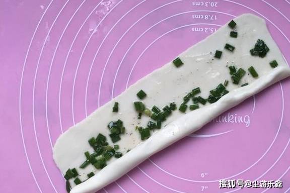 用开水和面做出的烫面葱饼口感很不错，葱香味很好吃