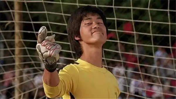 《少林足球》中的守门员陈国坤，从头到脚到脚没有一点像李小龙