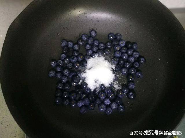 每隔3天就去买上一斤蓝莓回家，孩子们都说比生吃蓝莓好吃多了