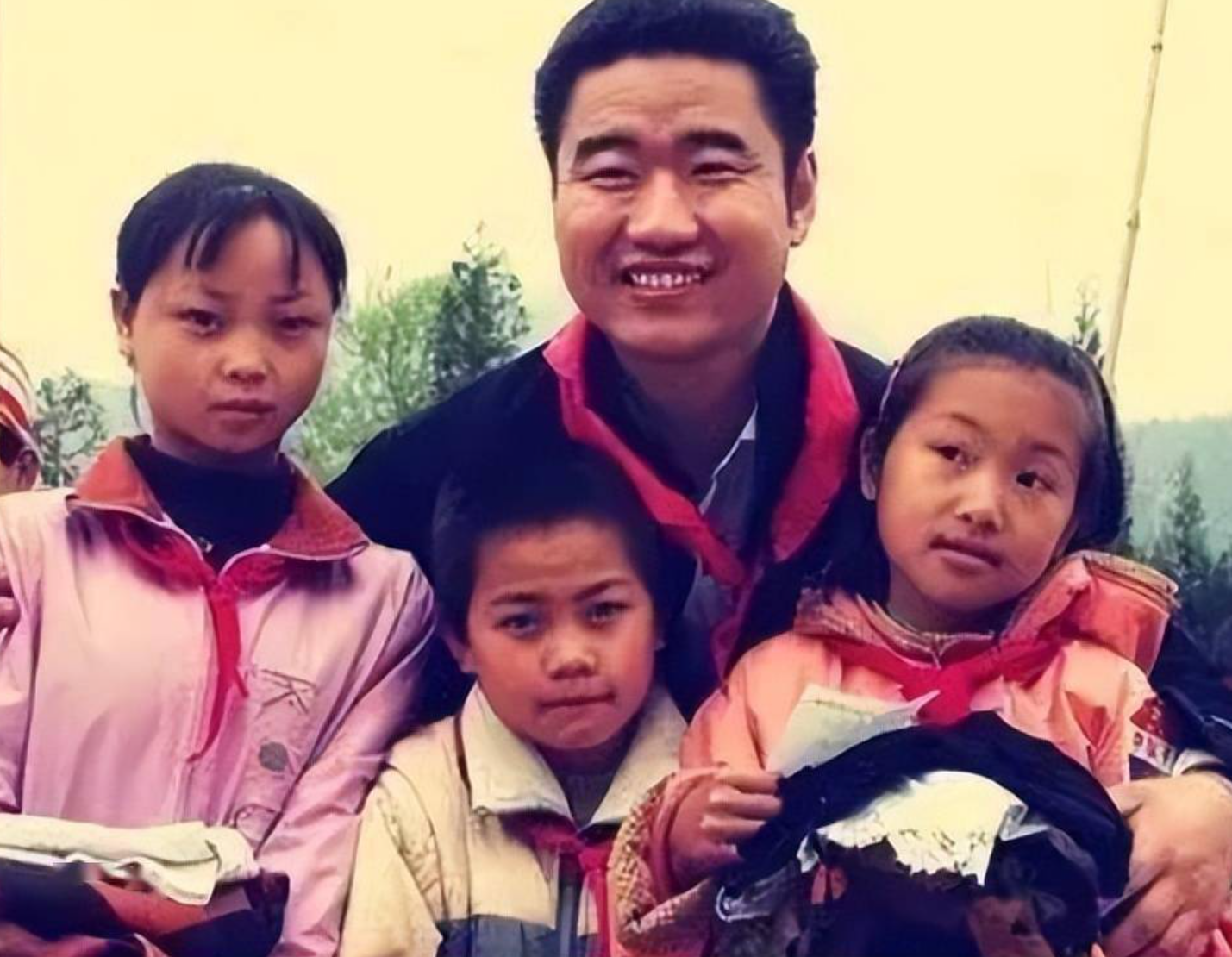 “悲伤”的丛飞：和12岁娇妻一起行善，生前做的好事感动中国人
