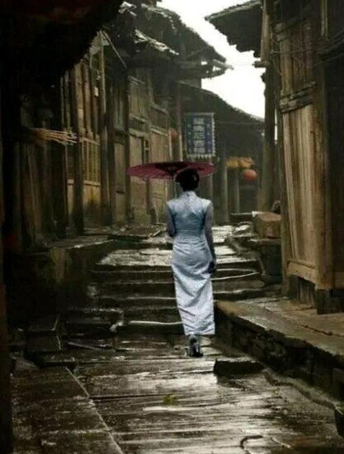 一帘烟雨，痴情总是难懂，痴影留深情