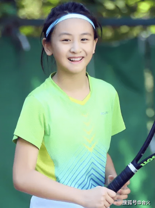 奥运冠军王楠晒教女儿练习乒乓球视频，单膝跪地耐心教导女儿