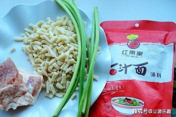 肉酱炒丁丁面，不粘锅，根根入味好吃