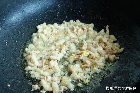 肉酱炒丁丁面，不粘锅，根根入味好吃