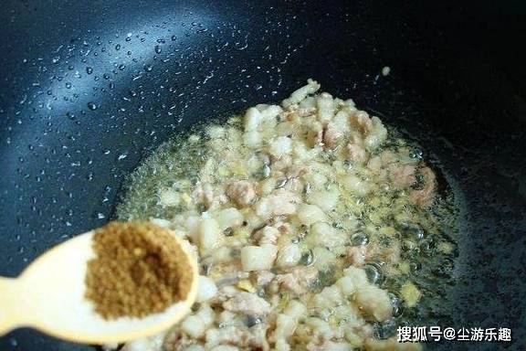 肉酱炒丁丁面，不粘锅，根根入味好吃