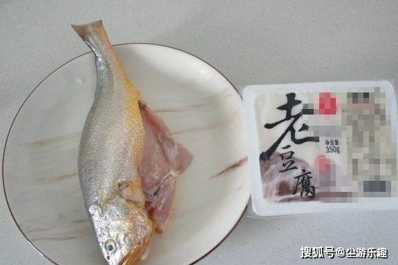 小黄鱼和豆腐搭配一起，味道鲜嫩味美，是老少皆宜理想的食疗佳品