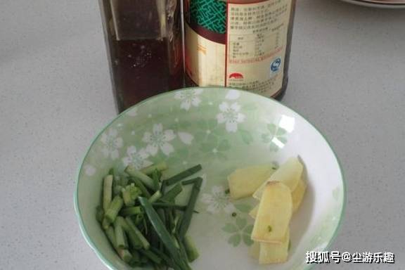 小黄鱼和豆腐搭配一起，味道鲜嫩味美，是老少皆宜理想的食疗佳品