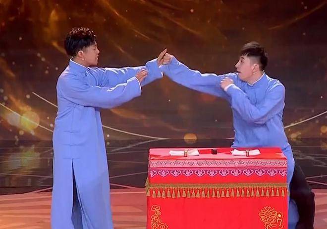 德云社张九龄和王九龙在舞台上互相推搡，甚至是扭打在一块