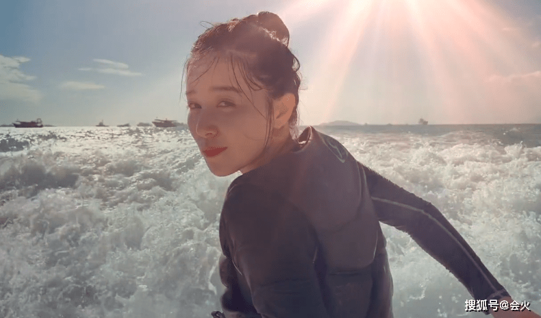 阚清子晒春游视频，回眸一笑好美，网友：你喜欢大海，我爱过你