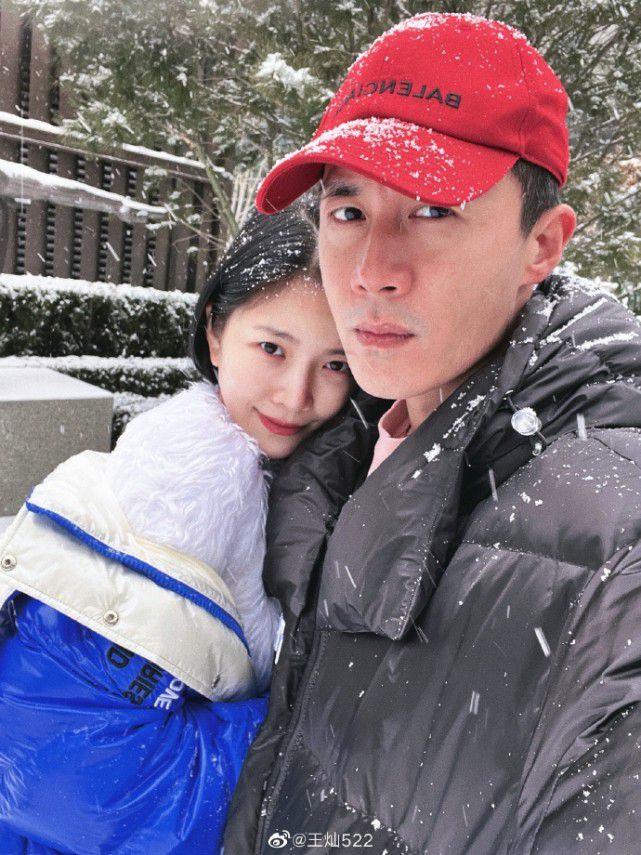 杜淳女儿迎1周岁生日，王灿首携女儿拍写真，蛋饺皮肤雪白好漂亮