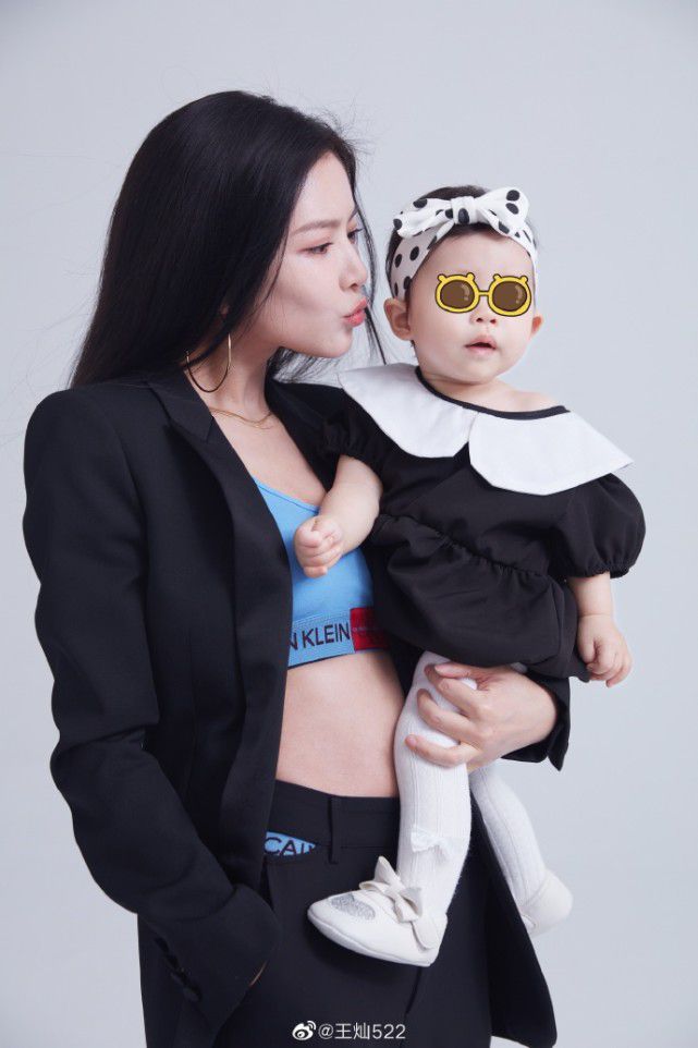 杜淳女儿迎1周岁生日，王灿首携女儿拍写真，蛋饺皮肤雪白好漂亮