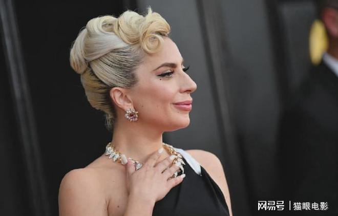 36岁Lady Gaga亮相格莱美，新造型惹网友争议
