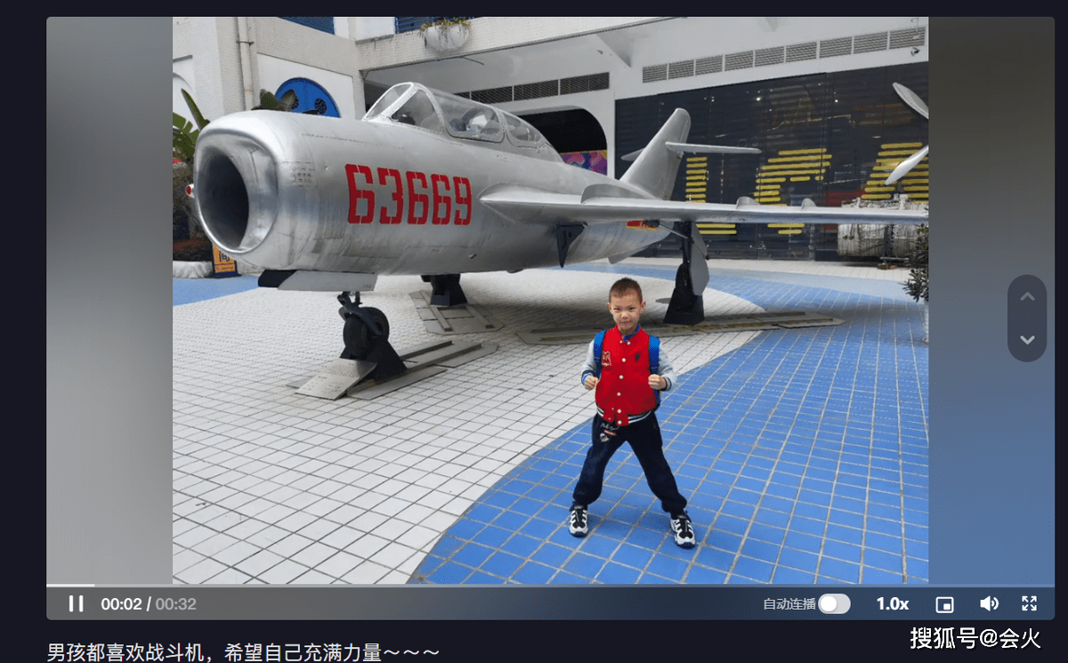谢杏芳带儿子参观航天飞机，父子俩站在围栏外，画面温馨