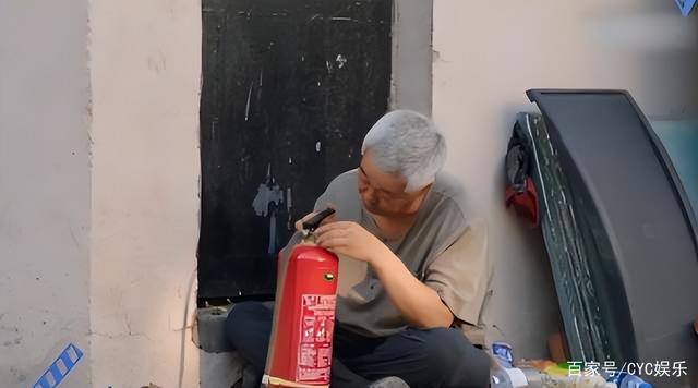 64岁赵本山拍戏现场曝光，冯巩拍段子做公益