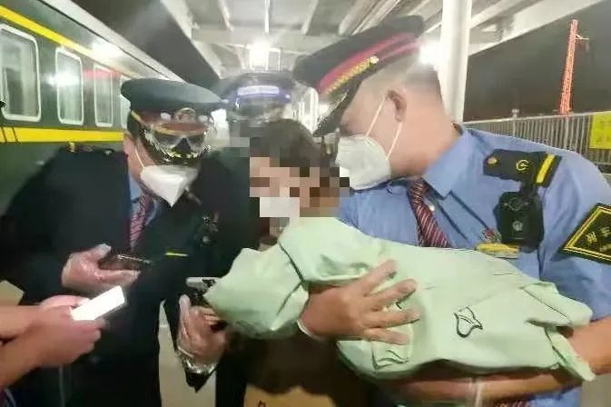 列车上孕妇突然分娩，铁路人用爱心接力守护旅客的生命安全
