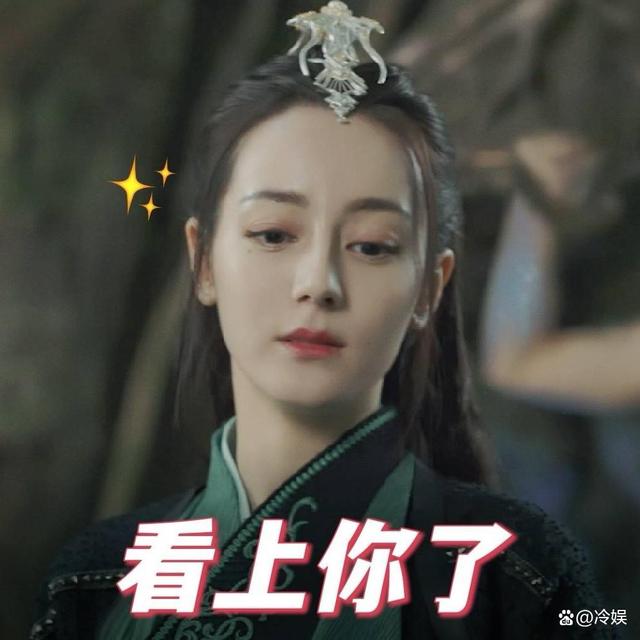 迪丽热巴开直播，坐姿豪爽，透露自己开会员追《与君初相识》