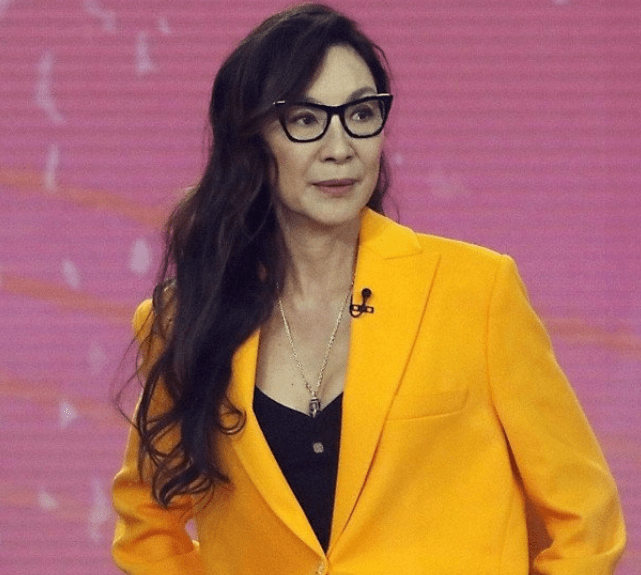 59岁杨紫琼赴美为新片宣传，面容憔悴，向观众抛出飞吻