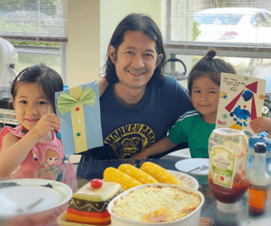 钟嘉欣宣布第三胎，5岁女儿kelly和3岁半儿子陪伴出镜