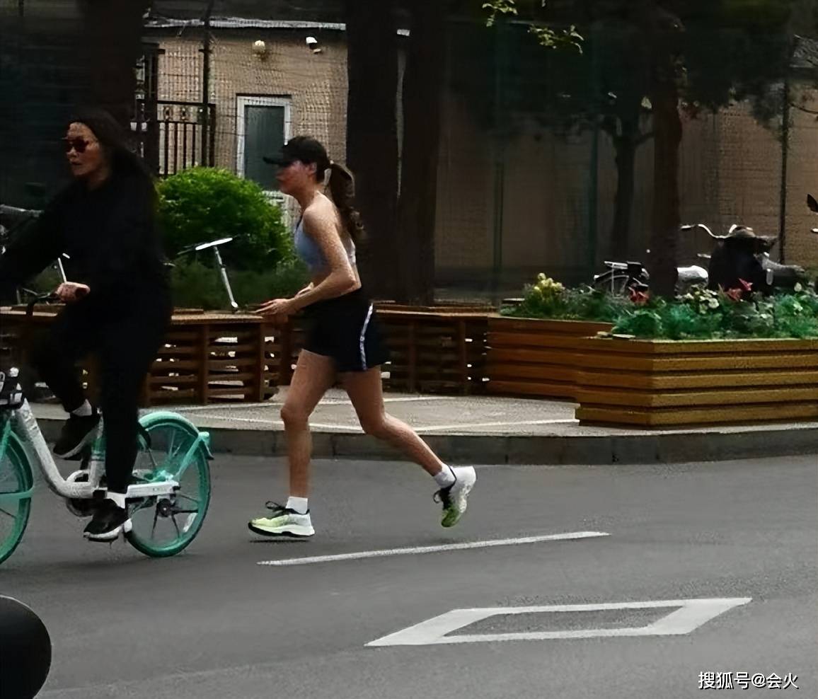 网友偶遇谷爱凌街头跑步，妈妈骑自行车跟随，身材傲人