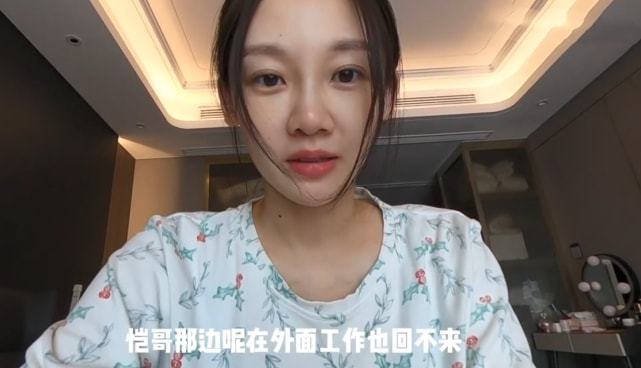 苗苗隔离期带女儿种菜，酸奶帮放种子好乖巧，无奈与郑恺分隔两地