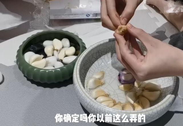 苗苗隔离期带女儿种菜，酸奶帮放种子好乖巧，无奈与郑恺分隔两地