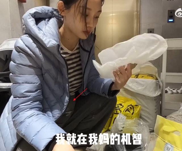 苗苗隔离期带女儿种菜，酸奶帮放种子好乖巧，无奈与郑恺分隔两地