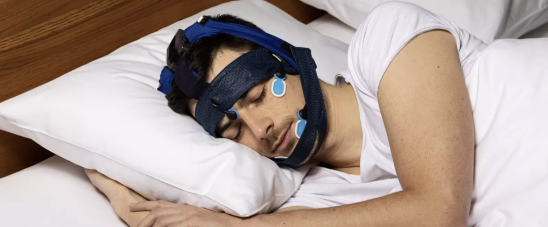 想睡觉睡得更香？戴上这个头带，或许就可以实现“熟睡自由”
