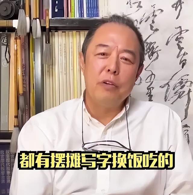 64岁张铁林近照曝光，用脚踩书法作品，网友：真把自己当皇阿玛