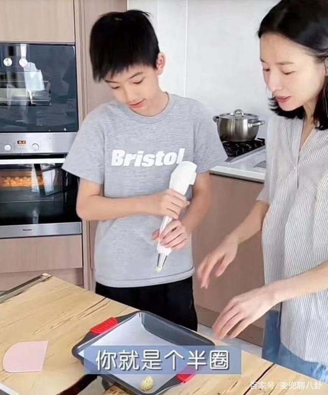 董洁与儿子在家做点心，13岁顶顶颜值不输小鲜肉，母子搂肩感情