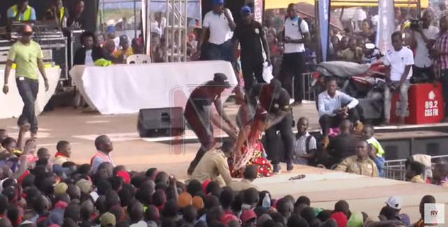 乌干达女歌手挺巨肚表演，差点把孩子生舞台上