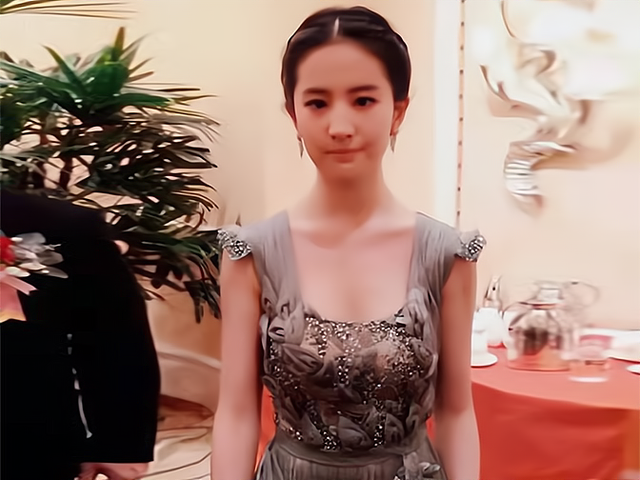 刘亦菲穿方领纱裙亮相，身形饱满惹争议，网友：得罪了造型师