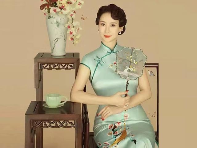 翁虹和女儿一起拍大片，穿旗袍大秀曲线美，焦点都在女儿的身上