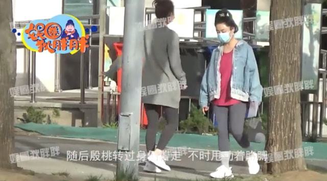 42岁殷桃素颜逛街被偶遇！穿紧身裤炫纤细双腿，倒着走路不怕摔