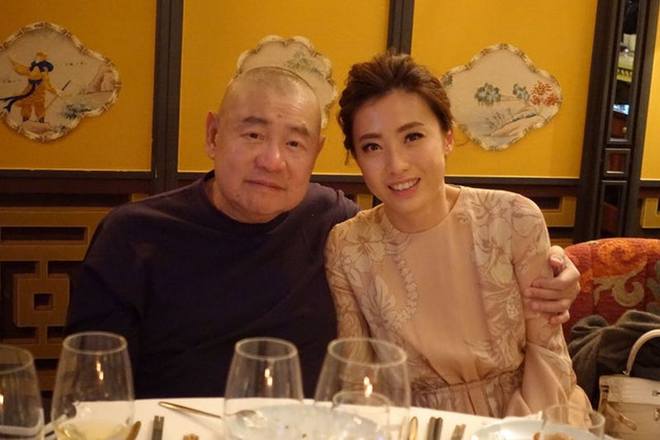 71岁富商刘銮雄罕见露面，将妻子甘比揽在怀中