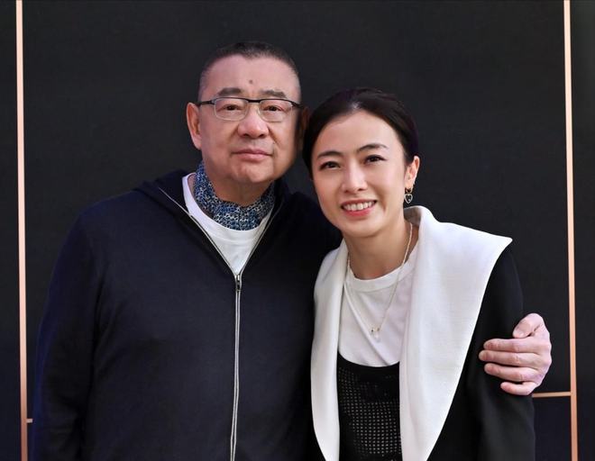 71岁富商刘銮雄罕见露面，将妻子甘比揽在怀中