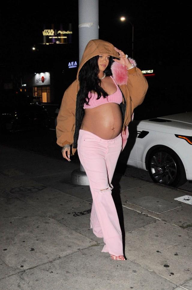 蕾哈娜Rihanna挺着大肚子在洛杉矶