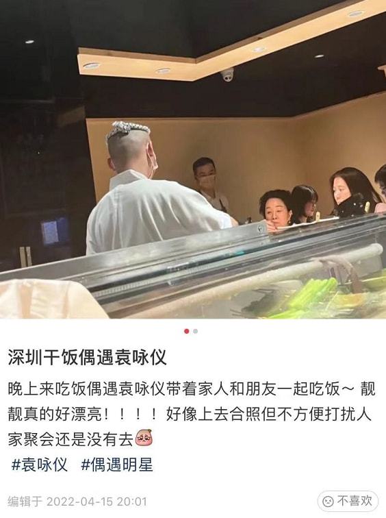 张智霖夫妇逛街，袁咏仪背名牌包手捧咖啡化妆师随行，好气派