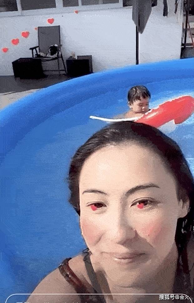 张柏芝晒小儿子泳池视频，素颜脸上挂满水滴难掩好气质