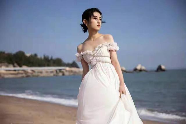 张子枫在沙滩上拍大片，穿低领长裙大秀曲线美，被质疑变味了