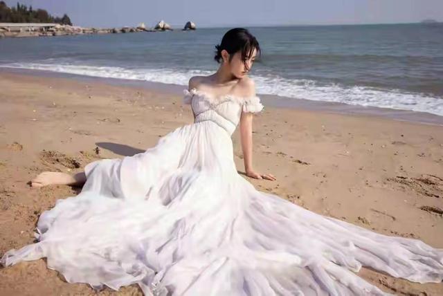 张子枫在沙滩上拍大片，穿低领长裙大秀曲线美，被质疑变味了