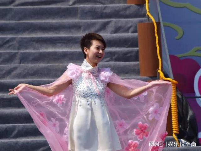 演唱《大哥你好吗》的歌手甘萍，嫁给了足球运动员，如今甜蜜幸福