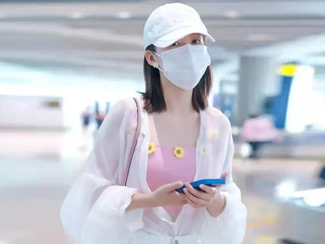 李沁穿低领装走机场，在领口挂菊花惹争议，网友：“没看懂”