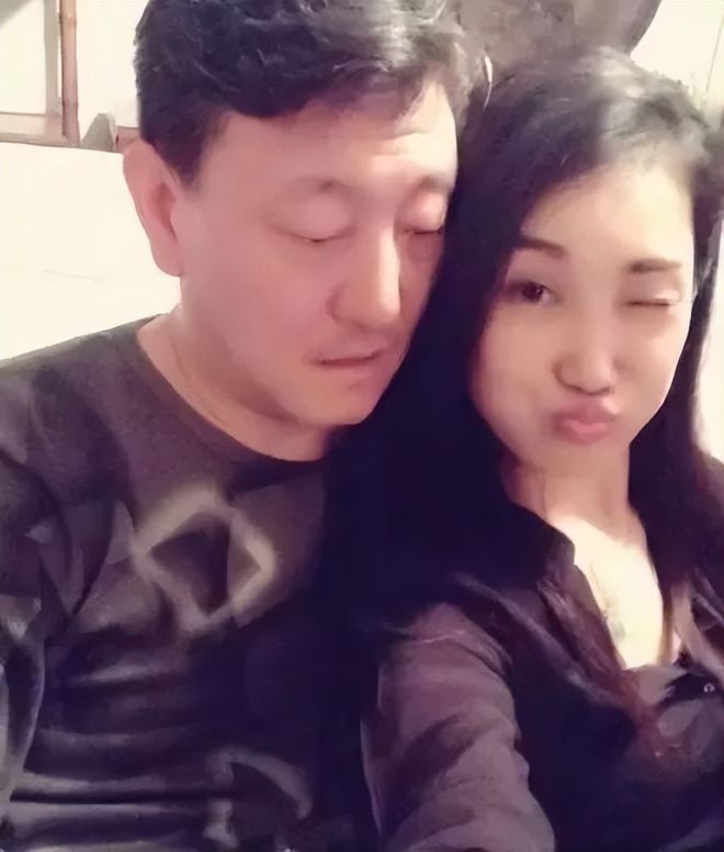 韩磊娶比自己小16岁的蒙古花王燕，如今育有一儿一女，幸福美满