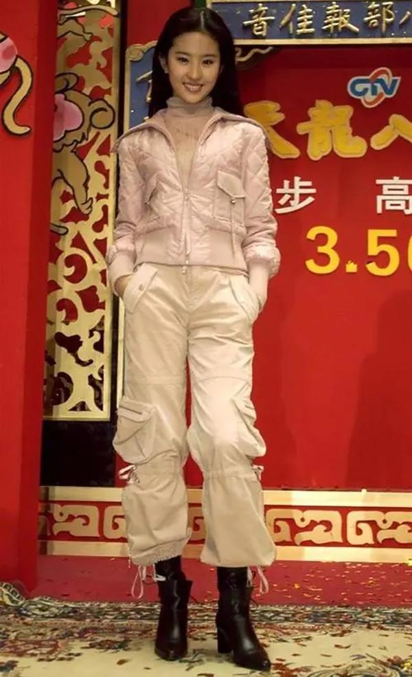 刘亦菲宣传电视剧旧照曝光，一身粉装光彩耀人，双手插兜略显霸气