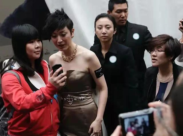 陈法蓉穿露肩装亮相，被指排场太大，网友：“真把自己当巨星了”