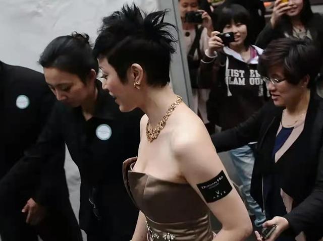 陈法蓉穿露肩装亮相，被指排场太大，网友：“真把自己当巨星了”
