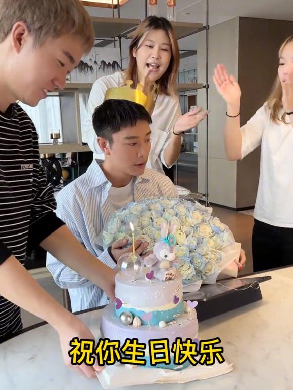 贾乃亮晒工作人员庆生视频，疑似回应蛋糕传闻，蛋糕反复使用