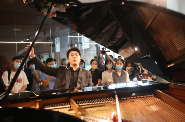 郎朗为英国学校捐数百架钢琴，国籍遭质疑，网友：中国孩子学不起